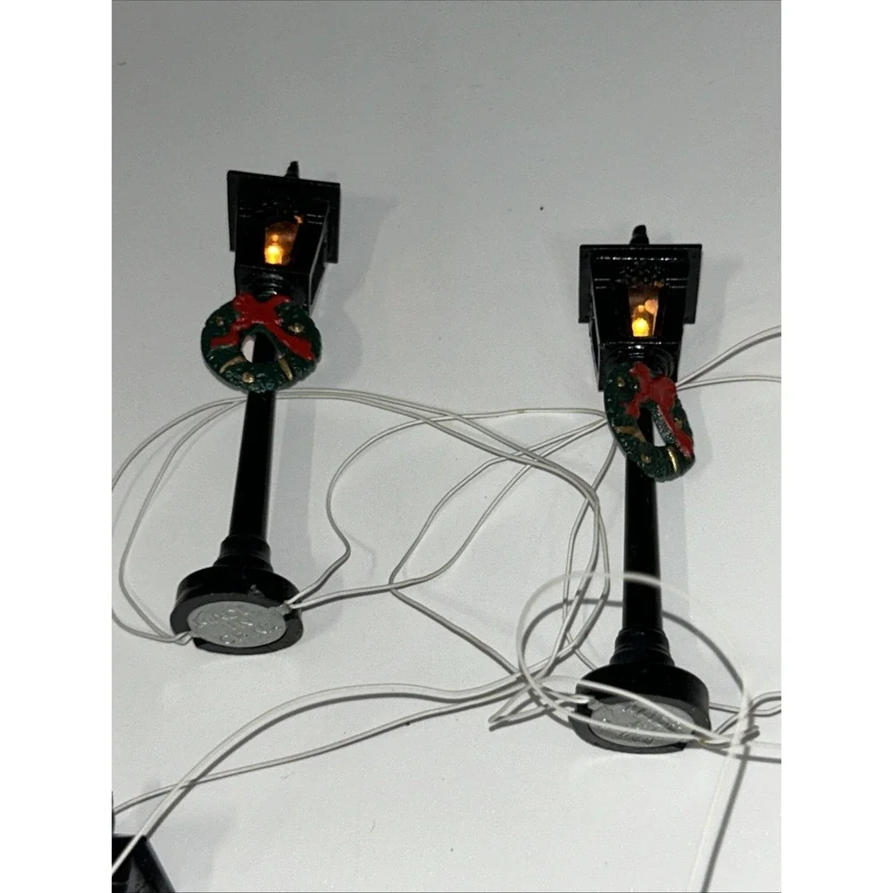 Vintage 1991 Lemax Village Accessory 4 Street Lamp Posts W/Wreaths Light Up